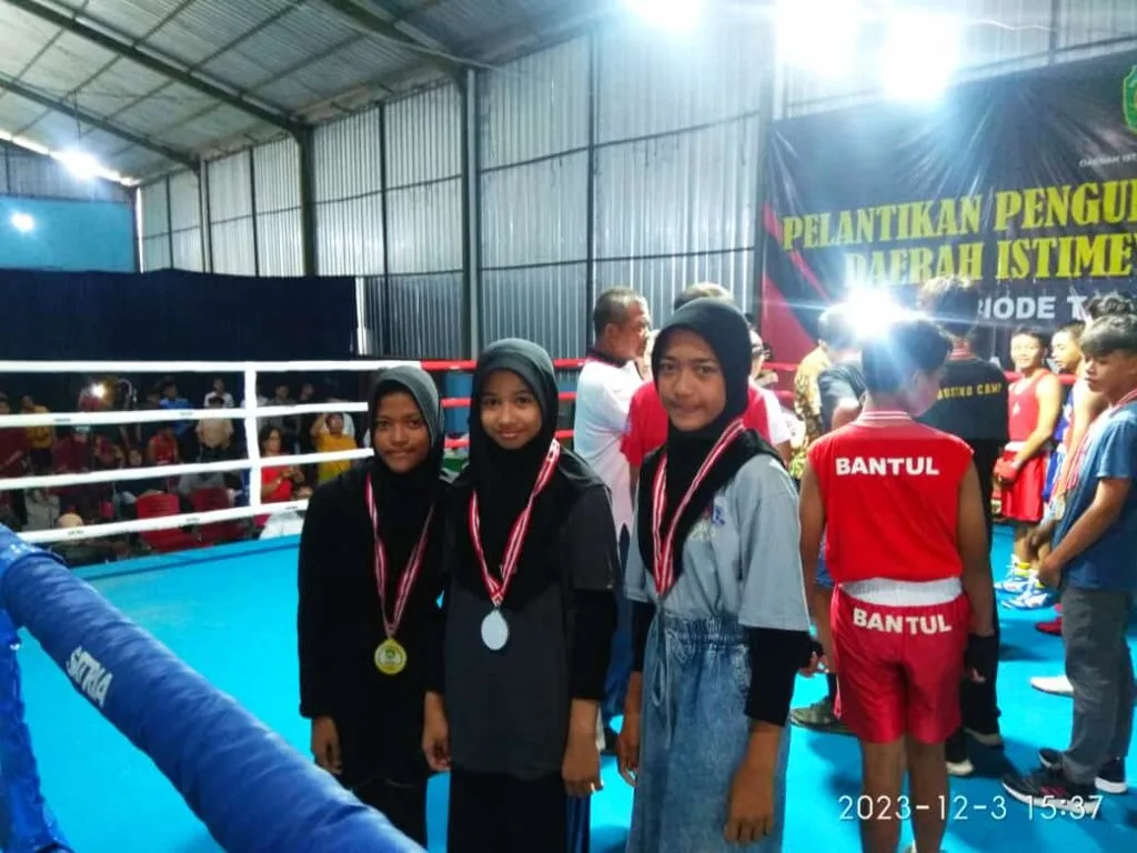 Siswa MTsN 1 Sleman Sumbangkan Dua Emas dan Satu Perunggu Dalam Kejurda Tinju DIY