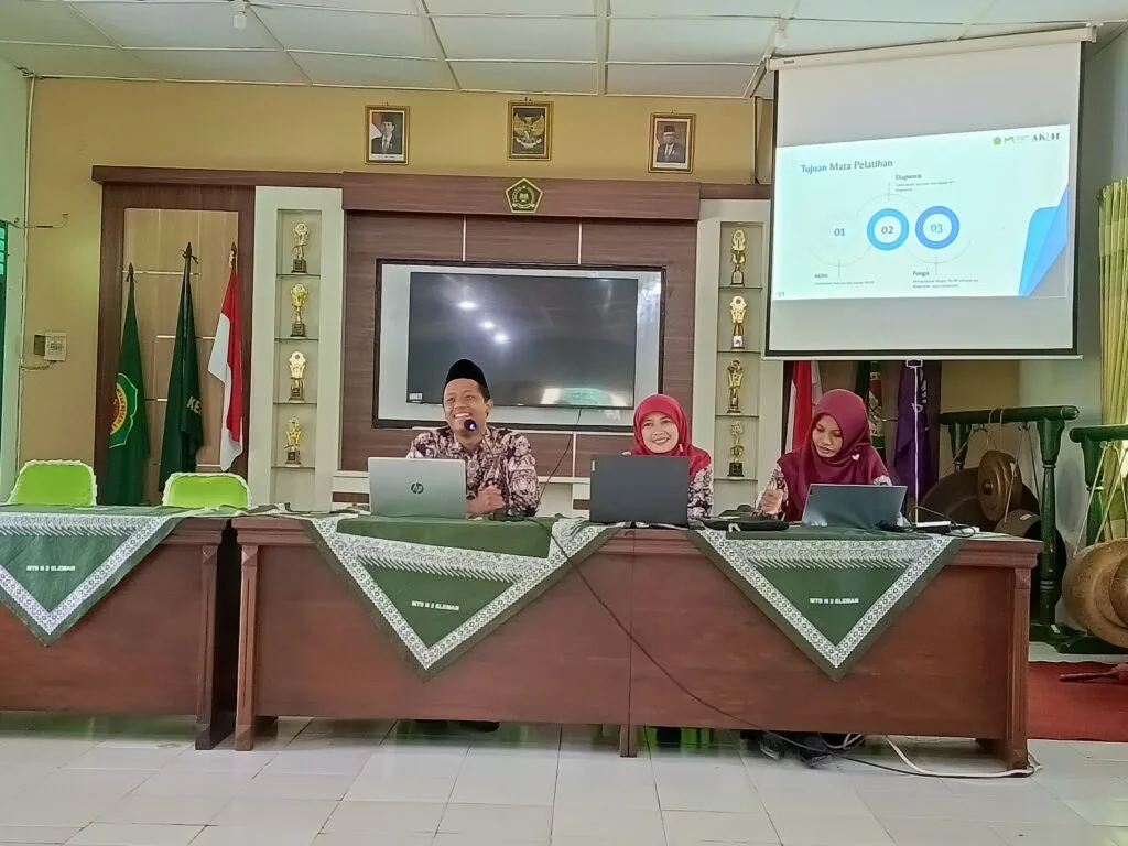 Tiga Guru MTsN 2 Sleman Berperan Aktif dalam Desiminasi AKMI pada Teman Sejawat di Madrasah