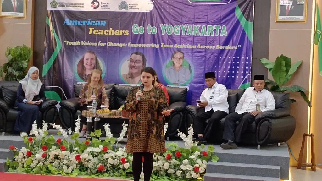 Dua Siswa MTsN 3 Sleman Ikuti Kegiatan Madrasah English Community