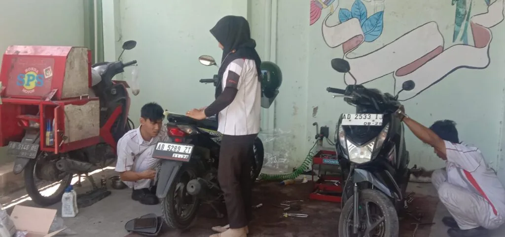 AHASS SPS Prambanan Goes to School di MTs N 8 Sleman