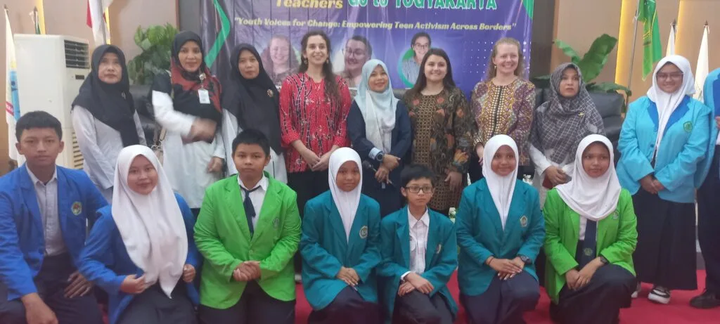 Dua Siswa MTsN 2 Sleman Ikuti Program “Americans Teachers Go to Yogyakarta” di MAN 2 Kulon Progo