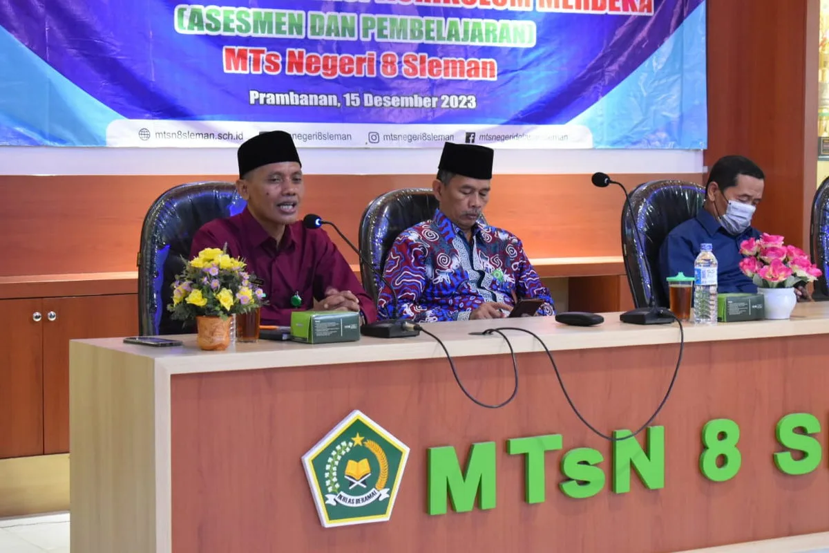 Kepala MTs N 8 Sleman Berikan Sambutan pada Acara Bimtek IKM