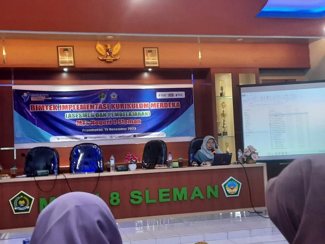 Narasumber Sampaikan Materi Asesmen dalam Bimtek IKM di MTs N 8 Sleman