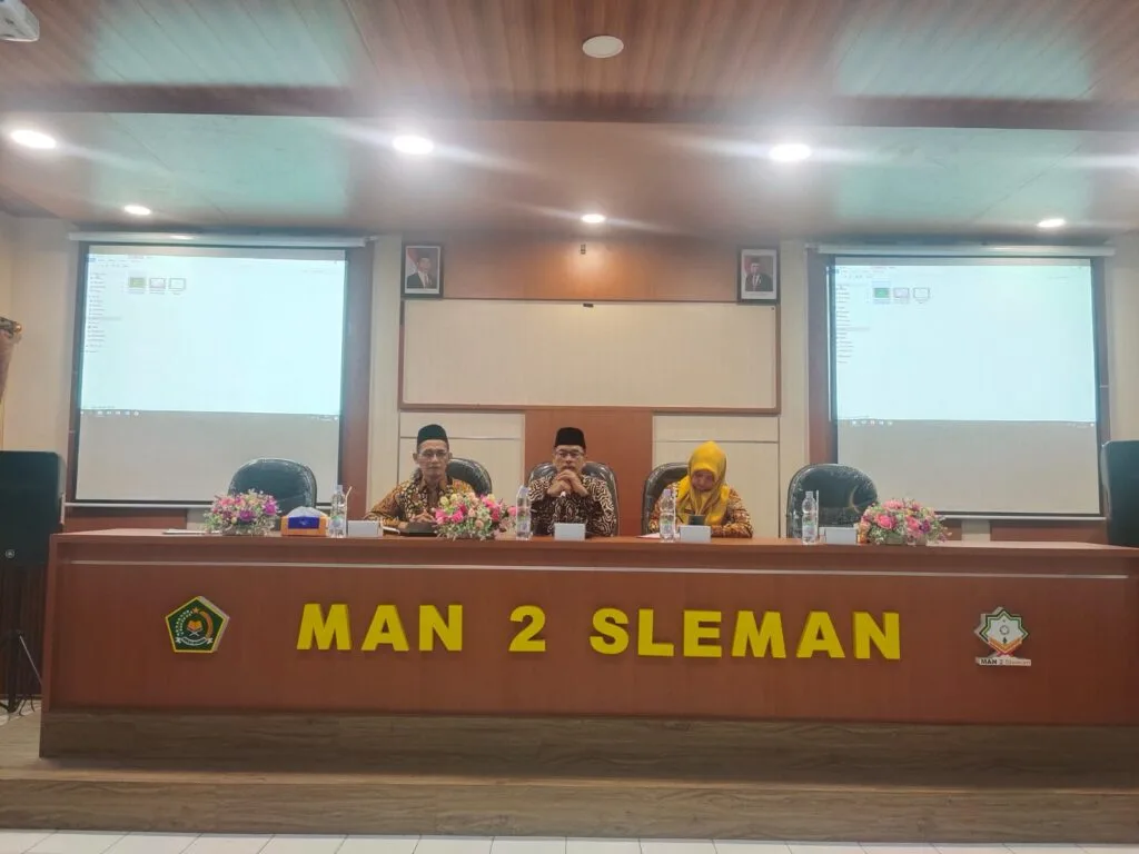 Pembinaan Pada Rapat Dinas MAN 2 Sleman, Kakan Kemenag Ingatkan Empat  Hal