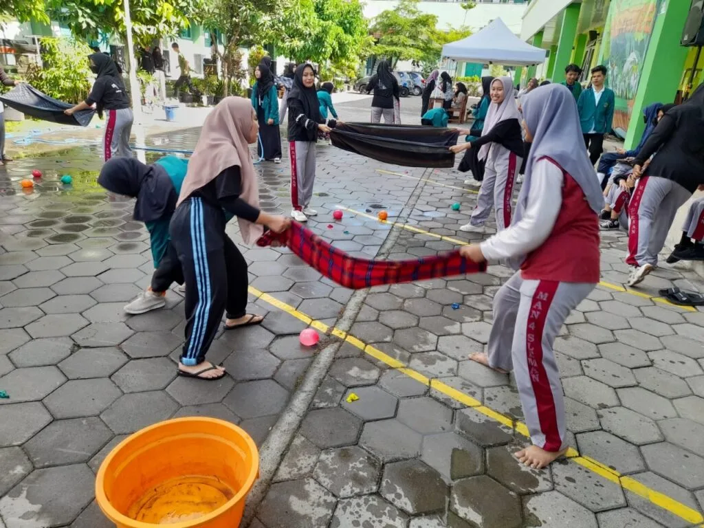 Aksi Kreativitas Memikat di MAN 4 Sleman: Lomba Air Sarung Mengukir Senyum dan Semangat