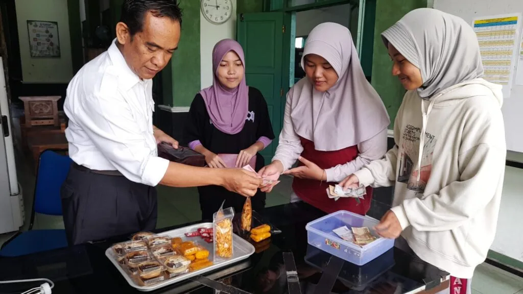 Praktik Wirausaha Siswa APHM MAN 4 Sleman Belajar Pasarkan Produk