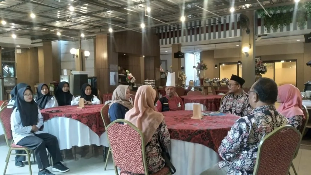 Siswa MAN 1 Sleman PKL di UC Hotel UGM