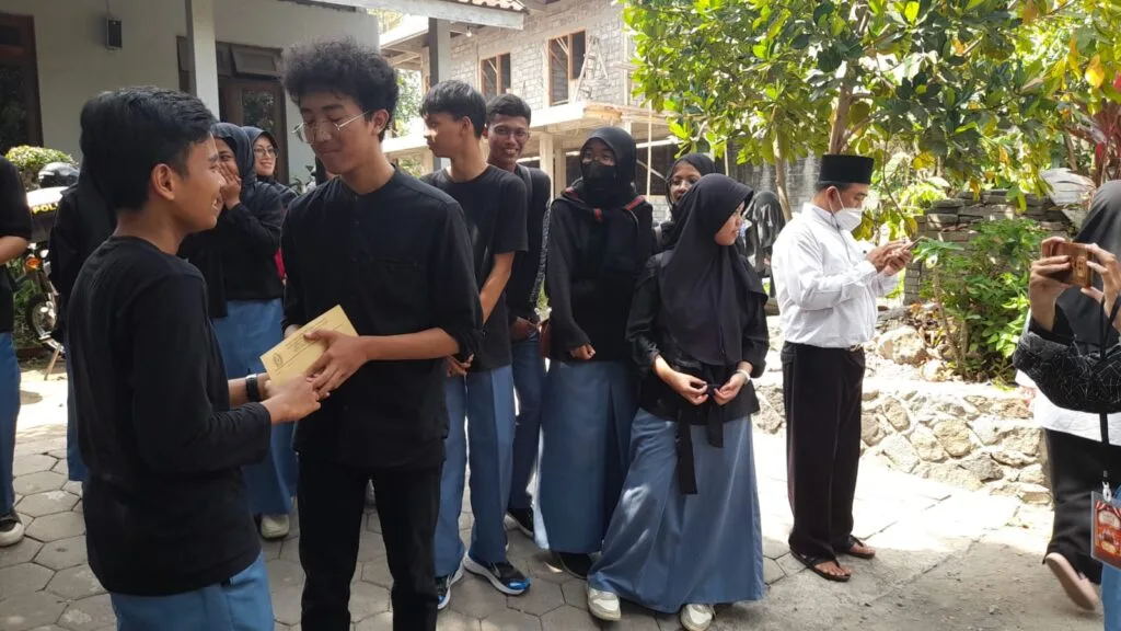 Tunjukkan Empati, OSIS MAN 4 Sleman Takziah ke Siswa Berduka