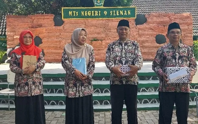 Guru Purna Tugas dan Mutasi Diberi Perpisahan Hangat oleh MTsN 9 Sleman