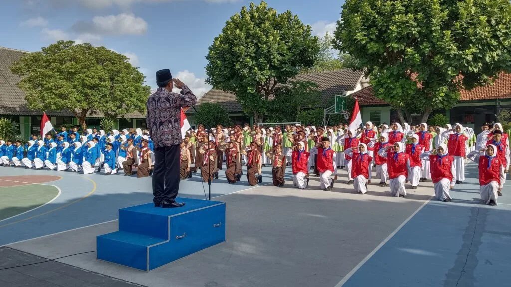 MTs Negeri 3 Sleman Lantik Pengurus OSIM, MP, dan PMR Periode 2023/2024