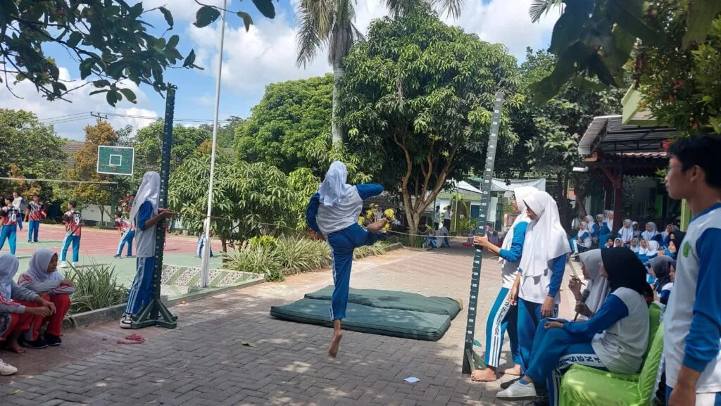 Seru! MTsN 2 Sleman Selenggarakan Lomba Lompat Tali di Depan Aula Madrasah