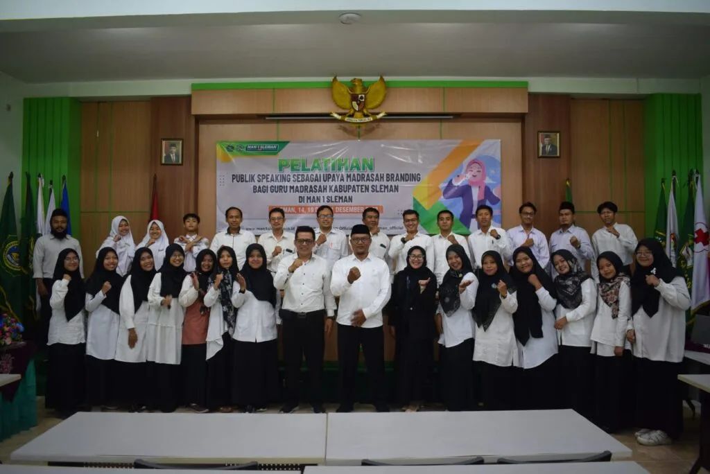 Tingkatkan Keterampilan Retorika, Dua Guru MTsN 2 Sleman Ikuti Pelatihan Public Speaking