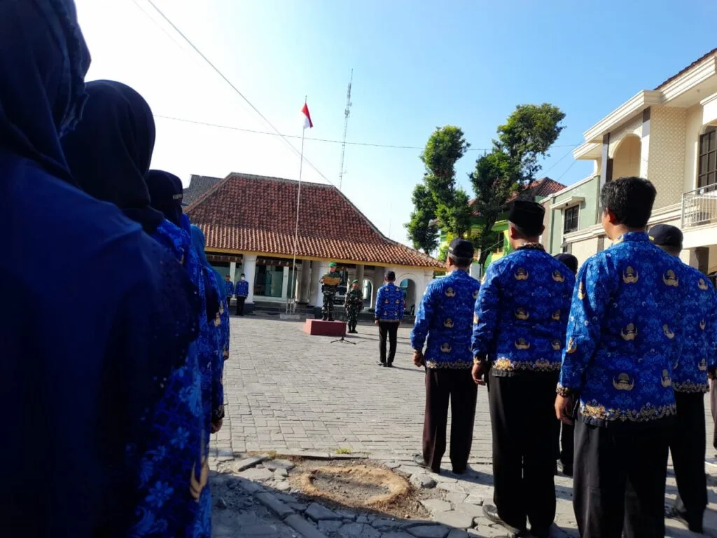 Guru MTs N 8 Sleman Ikuti Upacara Hari Bela Negara dan Hari Ibu