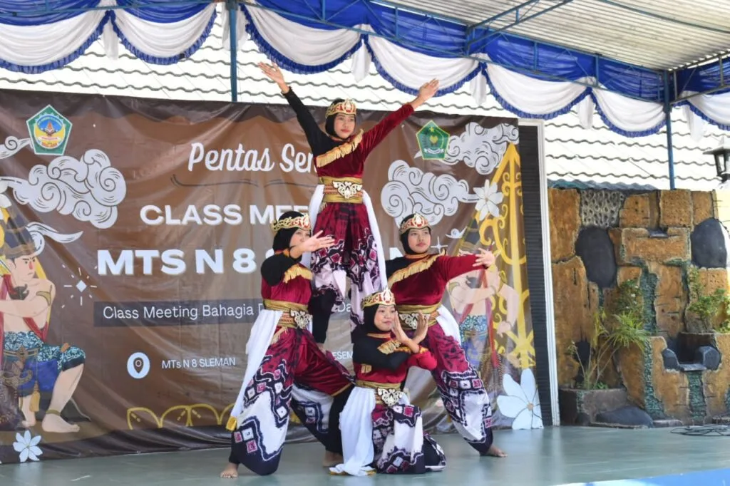 Kelas 7C MTs N 8 Sleman Tampilkan Tari Kreasi pada Pensi