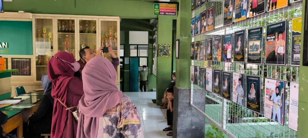 Papan Apresiasi Prestasi Siswa MTs N 8 Sleman Menarik Perhatian Wali Siswa
