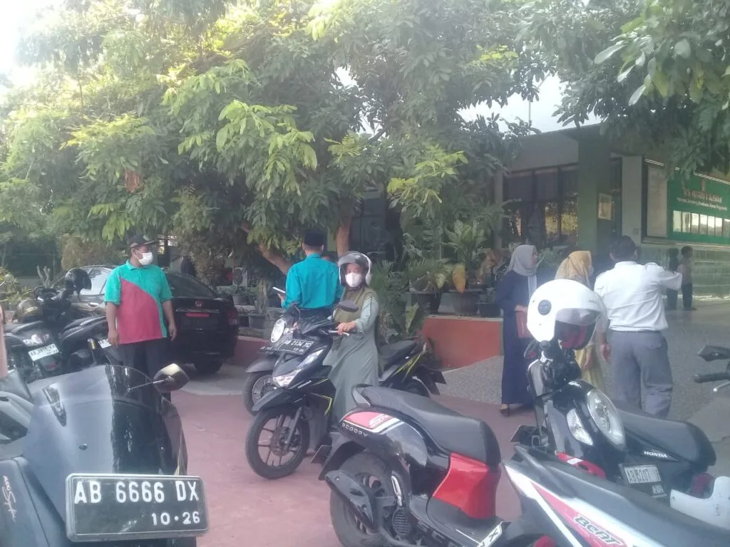 Pengambilan Raport, Pasukan Parkir MTs N 8 Sleman Pastikan Kendaraan Tertata Rapi dan Aman