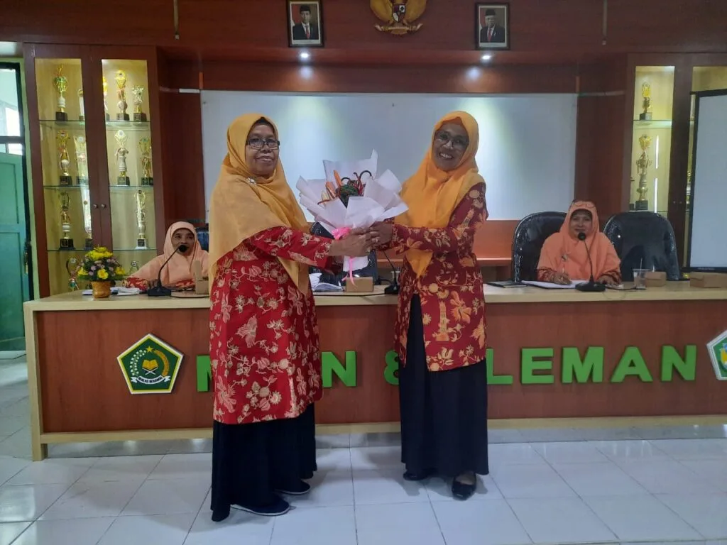 Ketua Dharma Wanita MTsN 8 Sleman Dapat Buket Sayur