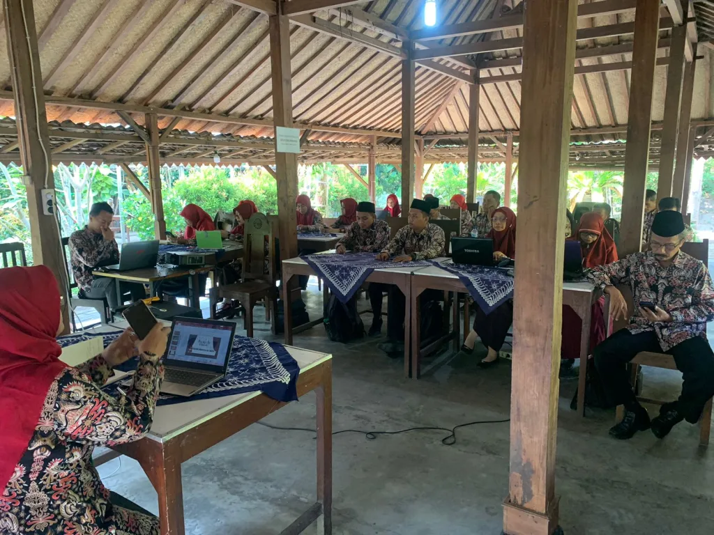 Rapat Kerja MIN 1 Sleman, Kakan Kemenag Sleman Pinta ASN Jaga Komitmen Nasionalisme