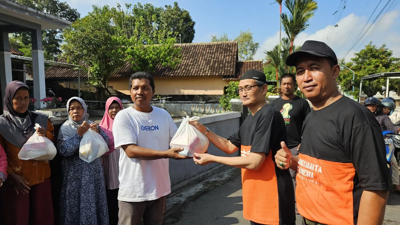 MAN 5 Sleman Bagikan Paket Sembako dalam Rangka Peringatan Haornas 2024
