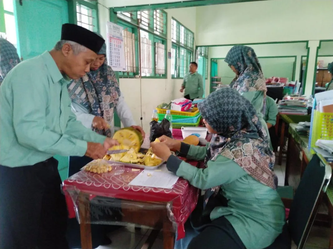 Antusias Guru MTsN 7 Sleman Panen Buah Nagka Madu di Kebun Madrasah