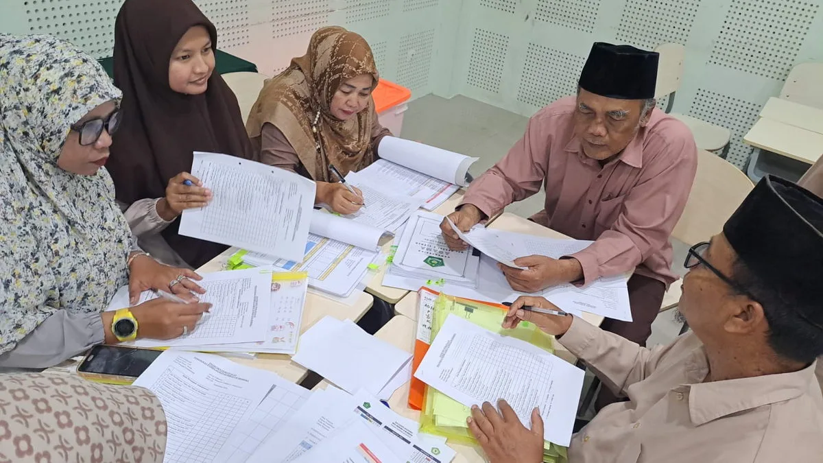 Bapak/Ibu Guru dan Pegawai MTsN 9 Sleman Ikuti Supervisi Kelengkapan Administrasi