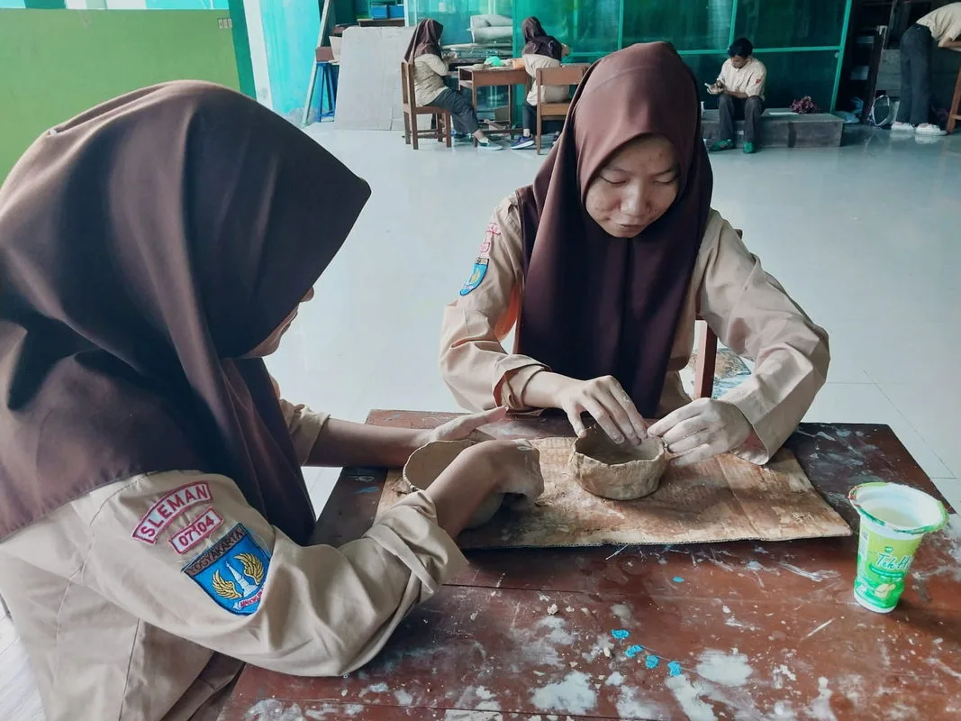 Siswa MAN 2 Sleman Semangat Ikuti Praktek Pembuatan Kriya Keramik Dari Tanah Liat