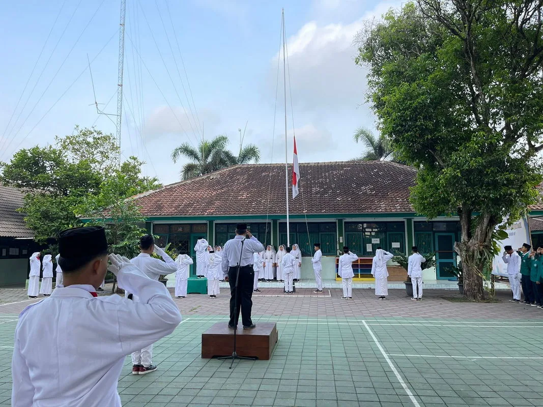 Bersatu dalam Kebhinekaan: Upacara Hari Kesaktian Pancasila di MTsN 1 Sleman