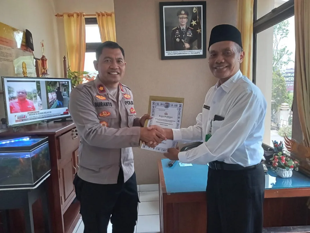 Kapolsek Prambanan Anugerahkan Penghargaan kepada Perpustakaan MTsN 8 Sleman