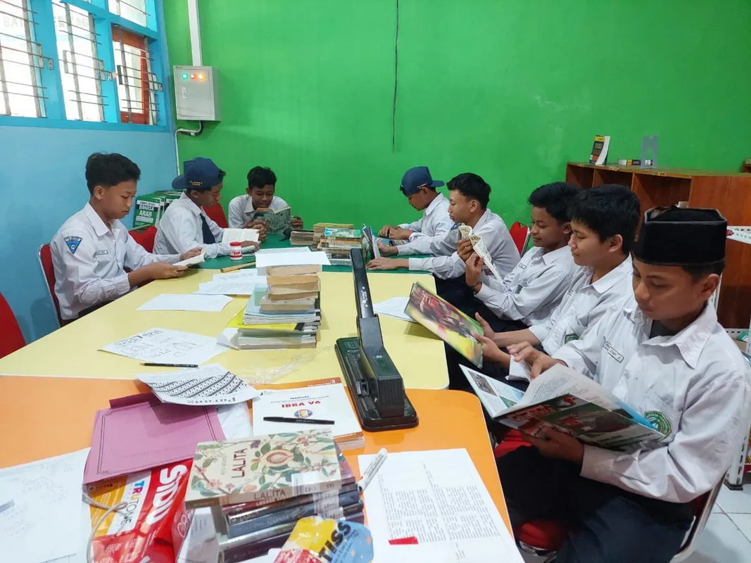 Siswa MTsN 8 Sleman Manfaatkan Waktu Luang dengan Membaca di Perpustakaan Madyadesta