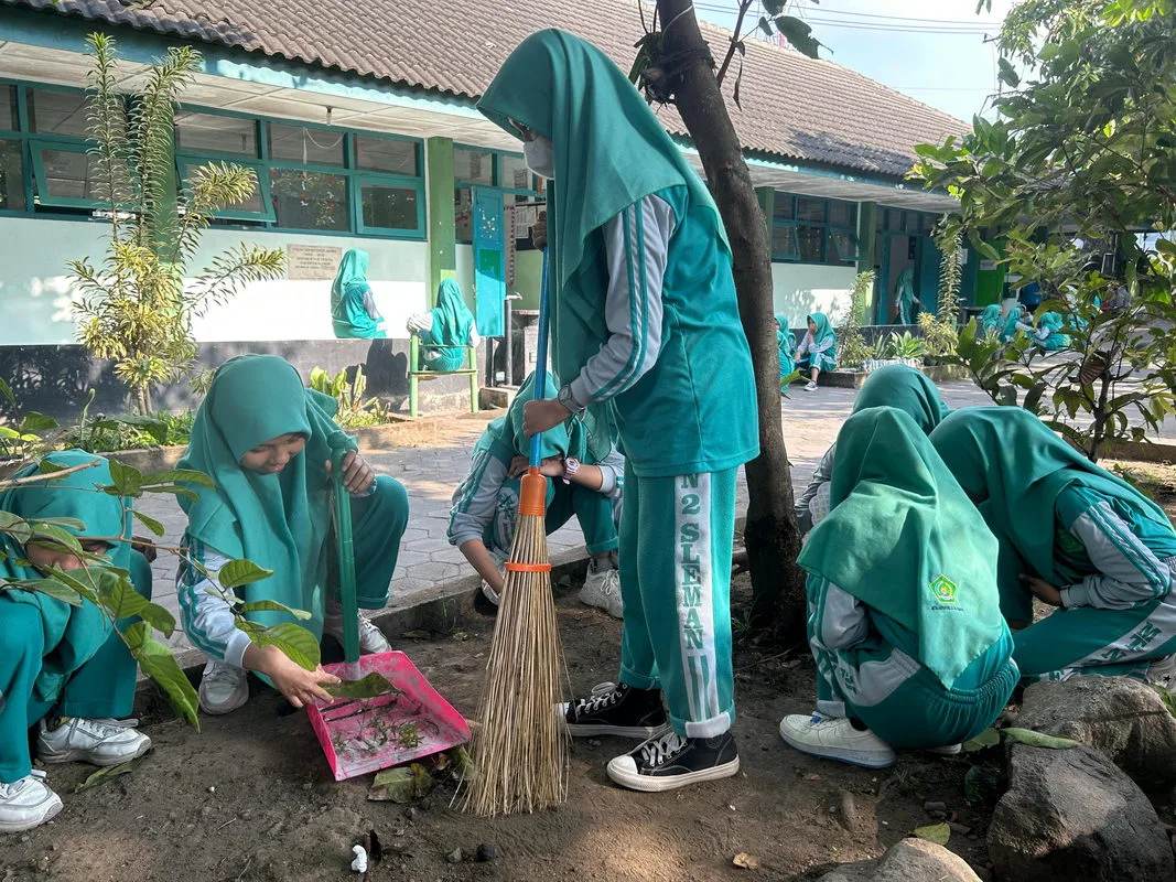 Ciptakan Lingkungan Madrasah yang Asri, MTsN 2 Sleman Adakan Kegiatan Jumat Bersih