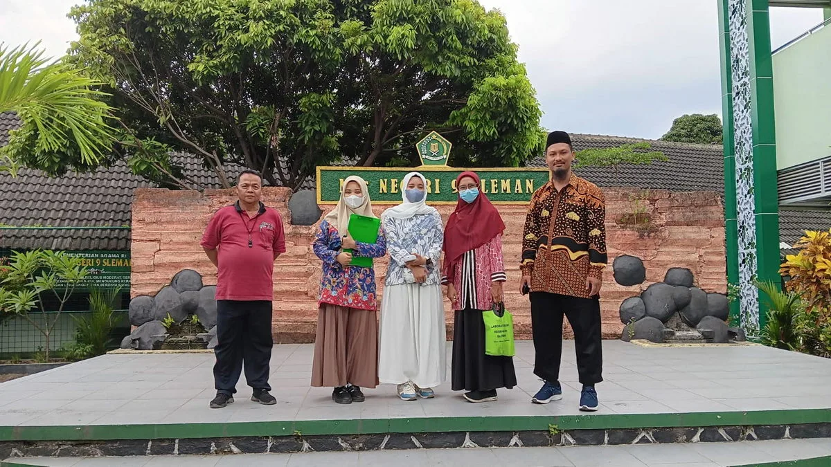 Tiga Petugas Puskesmas Depok 1 Adakan Uji Kualitas Air di MTsN 9 Sleman