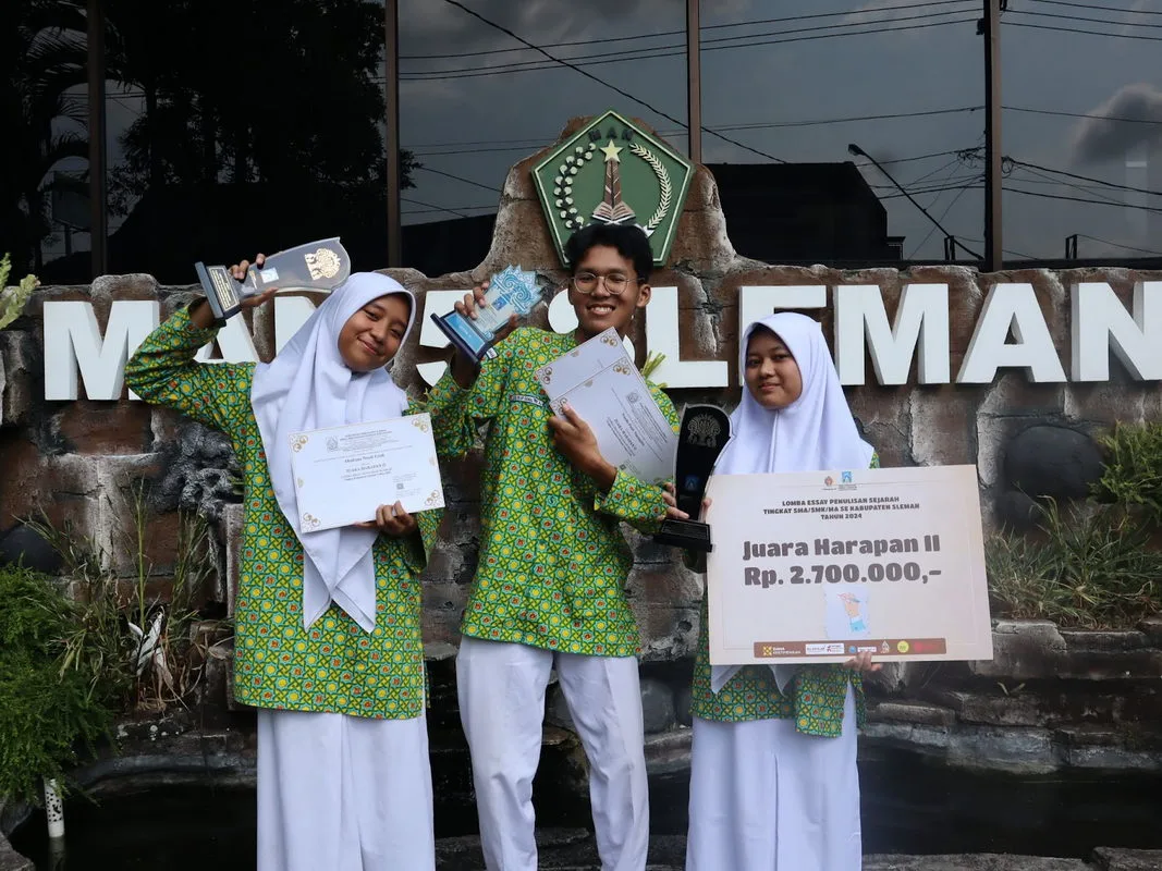 Tiga Siswa MAN 5 Sleman Raih Juara Harapan II Lomba Penulisan Esai Sejarah 2024