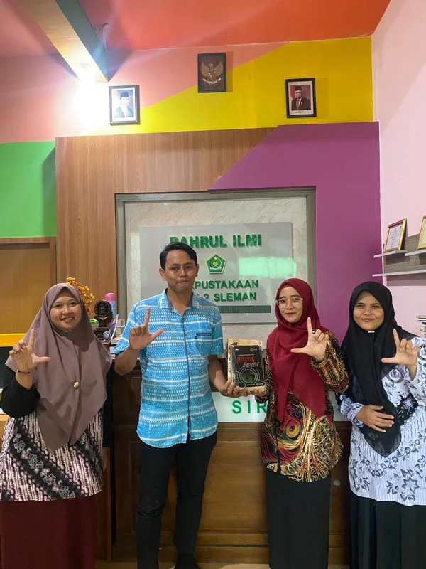 Alumni Sumbang Tujuh Judul Buku ke Perpustakaan Bahrul Ilmi MAN 2 Sleman