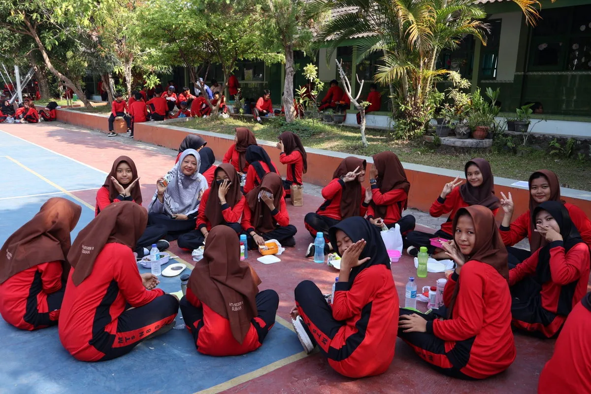 Cegah Anemia, Siswi MTsN 8 Sleman Minum Tablet Tambah Darah