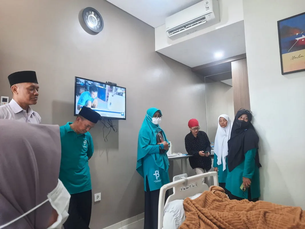 Guru dan Pegawai MTsN 8 Sleman Jenguk Rekan Kerja yang Dirawat di RSIY PDHI