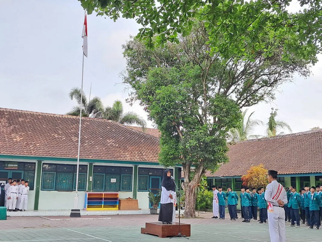 Kesadaran Kesehatan dan Ketertiban: Amanat Sumiarsih di Upacara Bendera