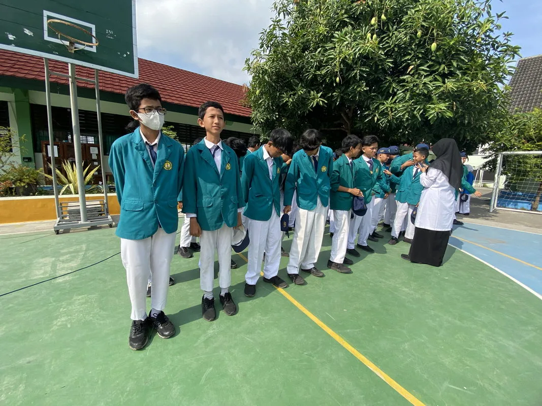 Pembinaan Ketertiban Seragam Siswa di MTs N 3 Sleman