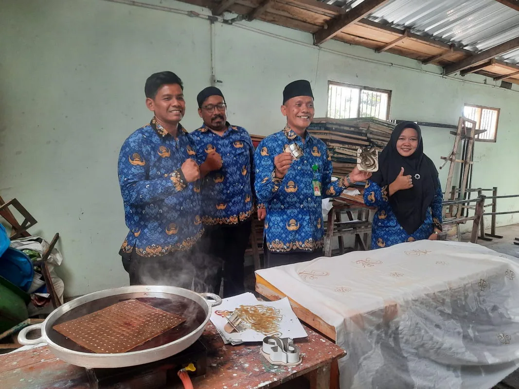 Guru dan Karyawan MTsN 8 Sleman Membatik Cap, Ciprat, dan Celup