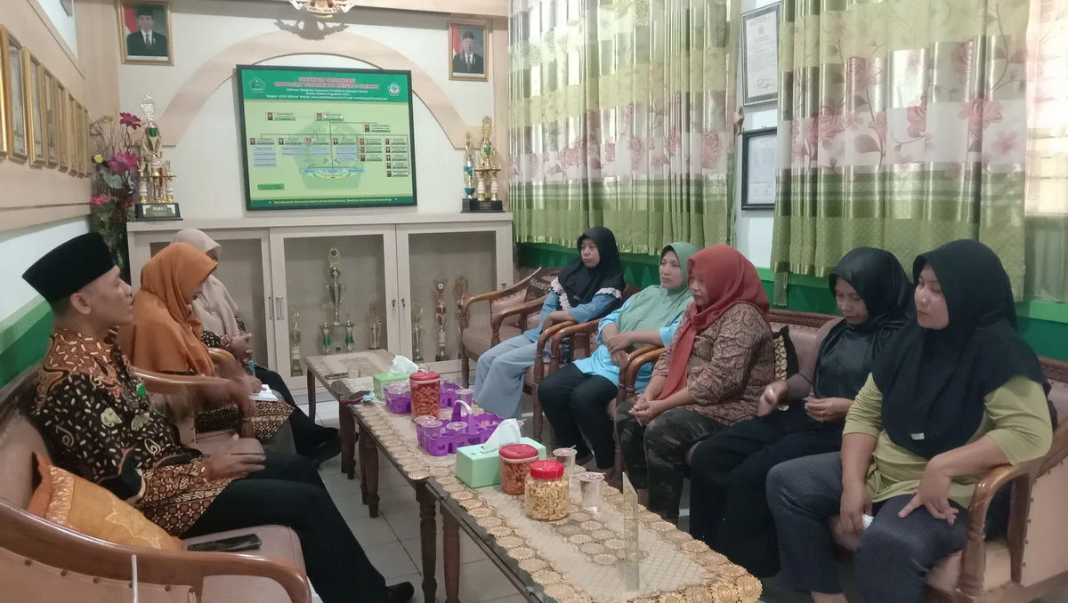Kepala MTsN 8 Sleman Berikan Pembinaan Kantin Bersih, Sehat, dan Halal