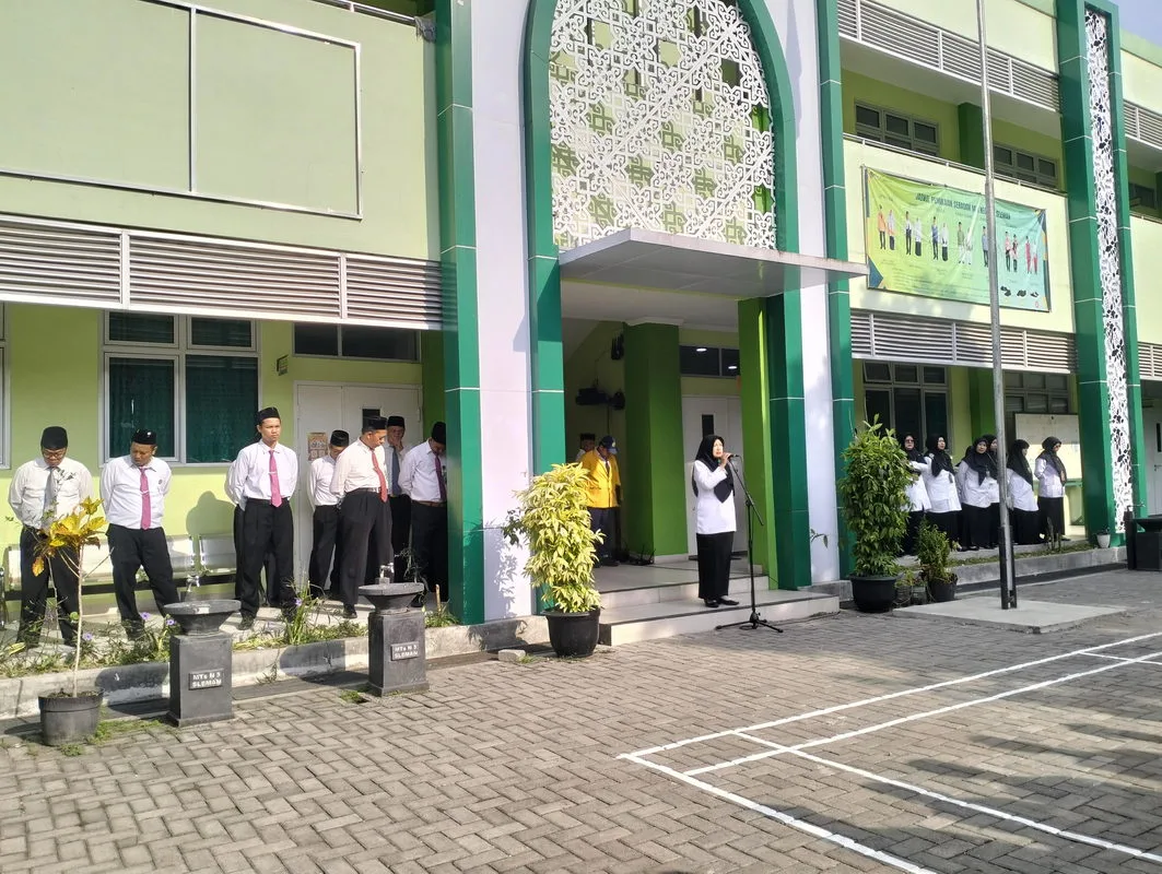 Laksanakan Upacara Bendera, Pembina Kobarkan Semangat Para Siswa untuk Berprestasi