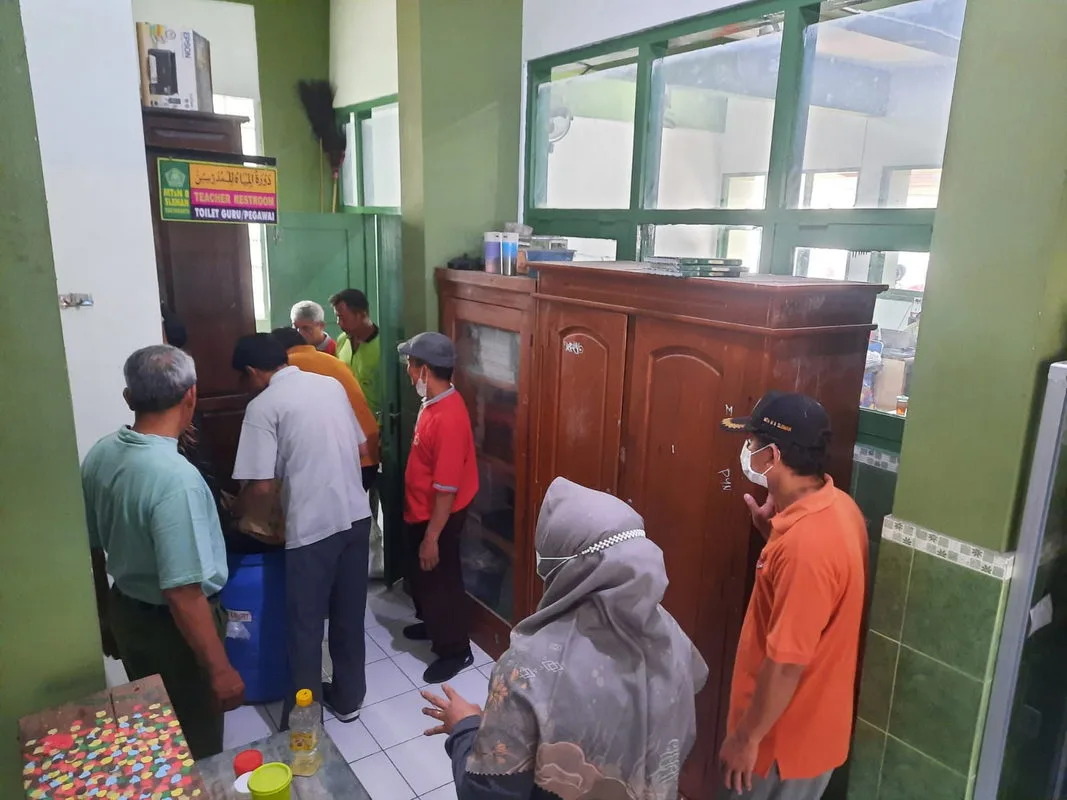 MTsN 8 Sleman Gelar Kerjabakti, Lorong dan Rak Ruang Guru Tertata Rapi
