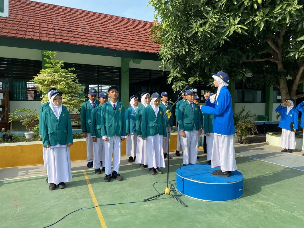 Tampil Perdana, Paduan Suara MTs Negeri 3 Sleman Iringi Upacara Bendera