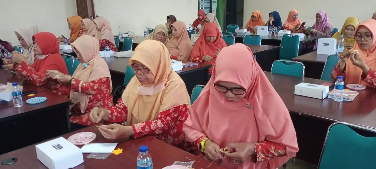 Tingkatkan Keterampilan Kreatif, Ketua Darma Wanita MTsN 8 Sleman Ikuti Praktik Pembuatan Bros DWP Kemenag Sleman