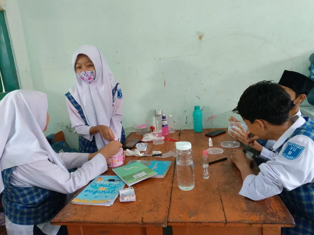 Siswa Kelas VIIB MTsN 9 Sleman Eksperimen Buat Slime