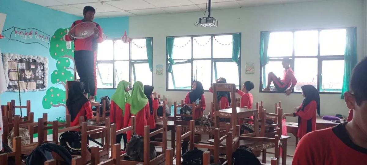 Antusias Siswa MTsN 8 Sleman Membersihkan Lingkungan Madrasah