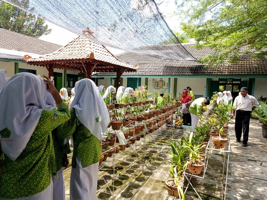 Belajar tentang Ketekunan dan Keindahan, Siswa Kelas 8 MTsN 2 Sleman Menanam Anggrek saat P5RA