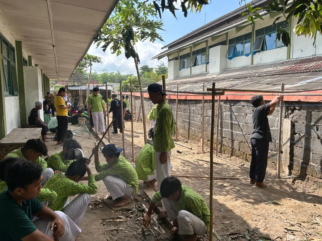 Berekayasa dan Berteknologi: Siswa Kelas 8 MTsN 2 Sleman Belajar Menanam dengan Polybag dalam Kegiatan P5RA