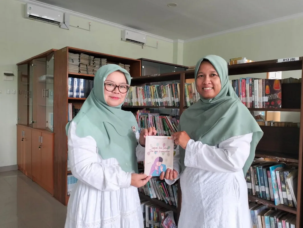Guru Fikih MTs Negeri 9 Sleman Serahkan Buku Antologi Puisi Islami ke Perpustakaan MTs Negeri 9 Sleman