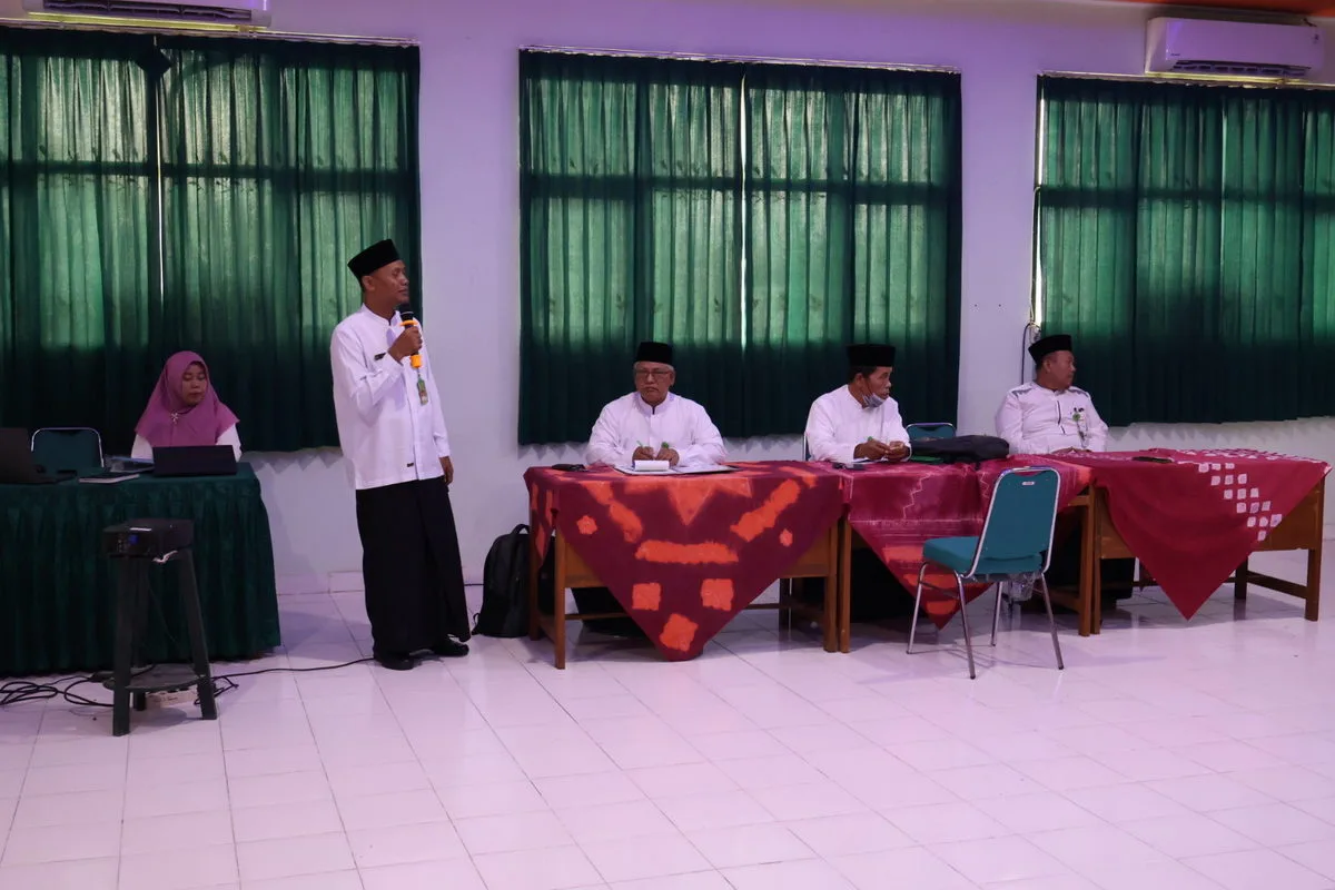 Kepala MTsN 8 Sleman Presentasikan Persiapan Akreditasi di Hadapan Tim Pengawas Kemenag Sleman
