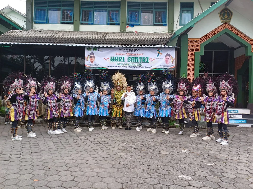 Kompak dan Semarak, Siswa MAN 5 Sleman Meriahkan Hari Santri 2024 di Lapangan Denggung